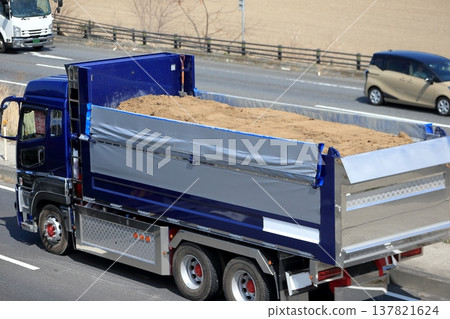 自卸車圖像 137821624