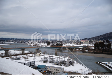 The Shinano River, the townscape of Ojiya City, and the Yamamotoyama Bridge (winter) 137821845