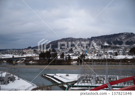 The Shinano River, the townscape of Ojiya City, and the Yamamotoyama Bridge (winter) 137821846