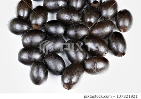Display of shiny black olives emphasizing health and freshness appeal. Arrangement of nutritionally beneficial olives highlighting their vibrant surface and snack appeal Display of shiny black olives emphasizing health and freshness appeal. Arrangement of nutritionally beneficial olives highlighting their vibrant surface and snack appeal 137821921