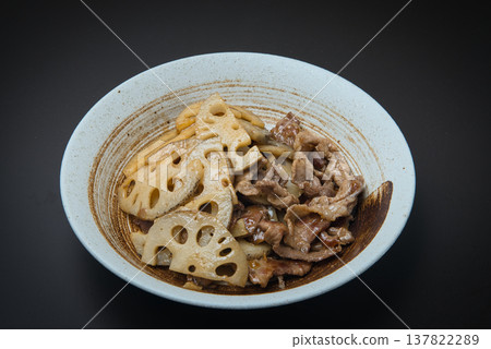 蓮藕豬肉醋炒菜調味恰到好處。 137822289