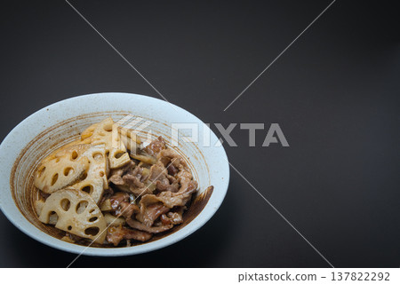 The sweet and sour stir-fry of lotus root and pork has an exquisite balance of seasonings. 137822292