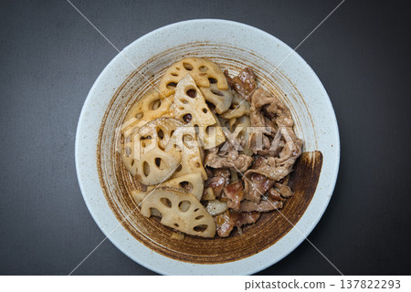 The sweet and sour stir-fry of lotus root and pork has an exquisite balance of seasonings. The sweet and sour stir-fry of lotus root and pork has an exquisite balance of seasonings. 137822293