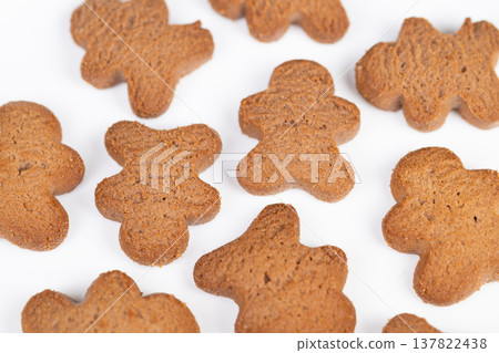 Cookies on white textured background forming repeating pattern with cozy visual texture suitable for banners, packaging backgrounds and culinary design projects 137822438