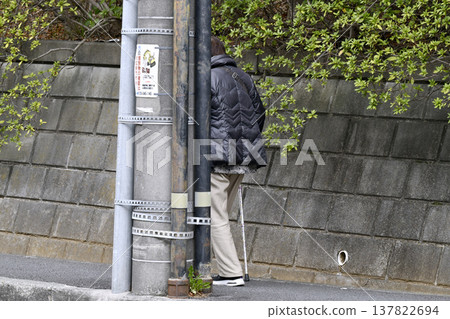 一張日本橫濱的城市景觀照片……一位拄著拐杖（戴著口罩）的老婦人低著頭走在人行道上……人生究竟是什麼……？ = 橫濱市 137822694