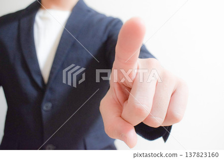 Jacket and pointing 137823160