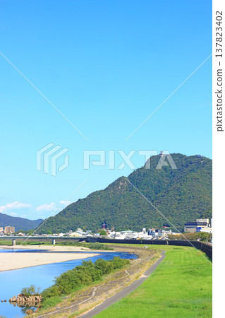 岐阜縣岐阜市長良川和金華山的風景 岐阜縣岐阜市長良川和金華山的風景 137823402
