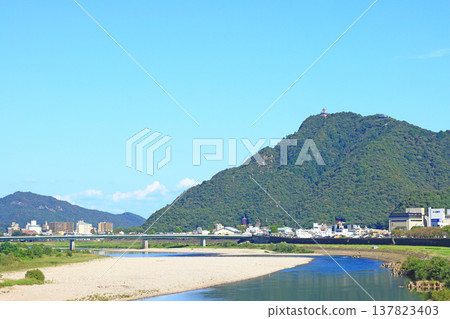 岐阜縣岐阜市長良川和金華山的風景 岐阜縣岐阜市長良川和金華山的風景 137823403