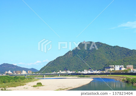 岐阜縣岐阜市長良川和金華山的風景 岐阜縣岐阜市長良川和金華山的風景 137823404