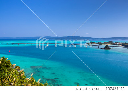 View of Kouri Bridge and the Kouri Blue sea from Unten Mori Park Observatory in Unten, Nakijin Village, Kunigami District, Okinawa Prefecture 137823411