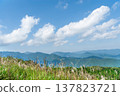 The spectacular view from the summit of Mt. Bōnoori (Bōnomine): white clouds floating in the autumn blue sky and the mountain ranges of Chichibu and Okutama. 137823721