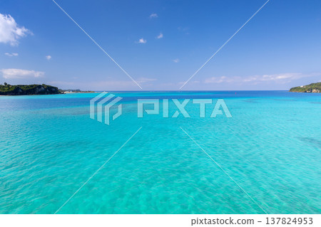 沖繩縣國頭郡今歸仁村/名護市，從連接沖繩本島和古宇利島的古宇利大橋看到的古宇利藍色大海 137824953