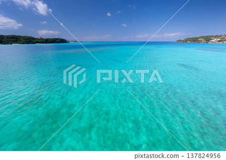 沖繩縣國頭郡今歸仁村/名護市，從連接沖繩本島和古宇利島的古宇利大橋看到的古宇利藍色大海 137824956