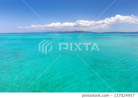 Nakijin Village, Kunigami District, Okinawa Prefecture/Nago City, Kouri Blue Sea seen from Kouri Ohashi Bridge, which connects Okinawa Main Island and Kouri Island Nakijin Village, Kunigami District, Okinawa Prefecture/Nago City, Kouri Blue Sea seen from Kouri Ohashi Bridge, which connects Okinawa Main Island and Kouri Island 137824957