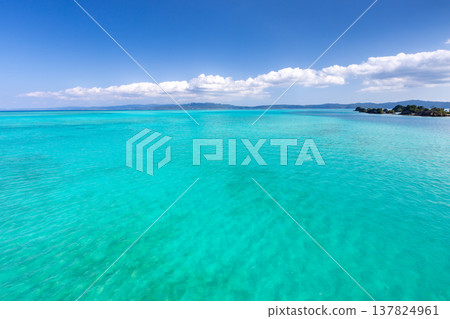 Nakijin Village, Kunigami District, Okinawa Prefecture/Nago City, Kouri Blue Sea seen from Kouri Ohashi Bridge, which connects Okinawa Main Island and Kouri Island Nakijin Village, Kunigami District, Okinawa Prefecture/Nago City, Kouri Blue Sea seen from Kouri Ohashi Bridge, which connects Okinawa Main Island and Kouri Island 137824961