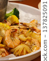 Garlic shrimp served with vegetables 137825091