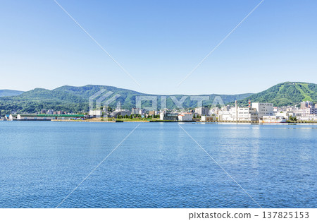 北海道小樽市:隔著小樽灣眺望小樽市。 北海道小樽市:隔著小樽灣眺望小樽市。 137825153