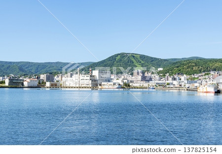 北海道小樽市:小樽天狗山,小樽的象徵,以及小樽的城市景觀。 北海道小樽市:小樽天狗山,小樽的象徵,以及小樽的城市景觀。 137825154
