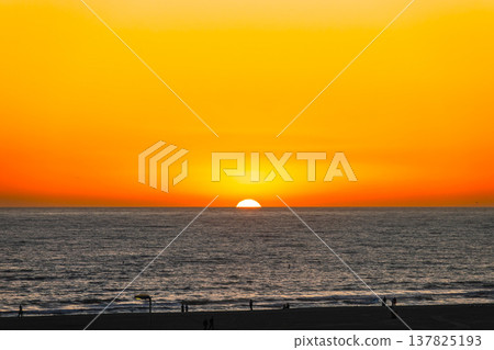 Sunset at Santa Monica Beach, Los Angeles 137825193
