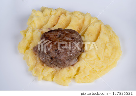 Creamy mash paired with succulent beef. Savory mashed potatoes served with crispy beef cutlet. Warm family meal featuring buttery mash and perfectly seared beef 137825521