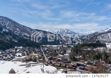 白川鄉全景，這是一個被白雪環繞的茅草屋村莊（岐阜縣） 137826177