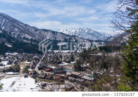 白川鄉全景，這是一個被白雪環繞的茅草屋村莊（岐阜縣） 137826187