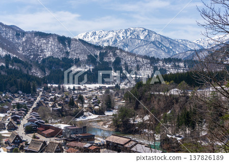 白川鄉全景,這是一個被白雪環繞的茅草屋村莊(岐阜縣) 白川鄉全景,這是一個被白雪環繞的茅草屋村莊(岐阜縣) 137826189