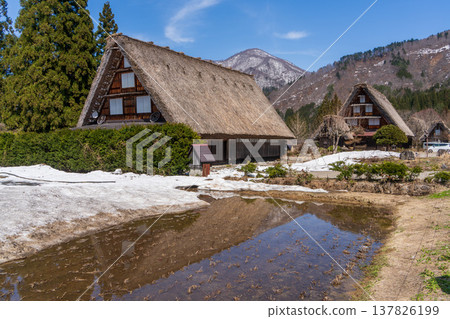 白川鄉的合掌造房屋和倒映在水面上的山景(岐阜縣) 白川鄉的合掌造房屋和倒映在水面上的山景(岐阜縣) 137826199