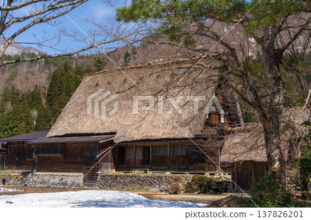 A landscape of the Shirakawa-go Gassho-zukuri village (Gifu Prefecture) A landscape of the Shirakawa-go Gassho-zukuri village (Gifu Prefecture) 137826201