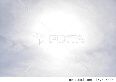 背景圖片為陽光透過薄雲照射在白色天空。 137826822