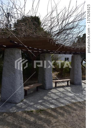 支撐木棚架的石柱結構呈垂直方向 137826825