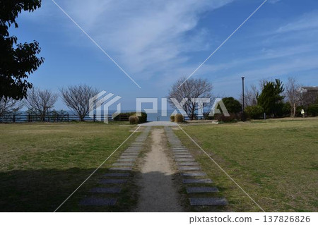 日本海濱公園，沿著鵝卵石小路走到盡頭就能看到大海。 137826826