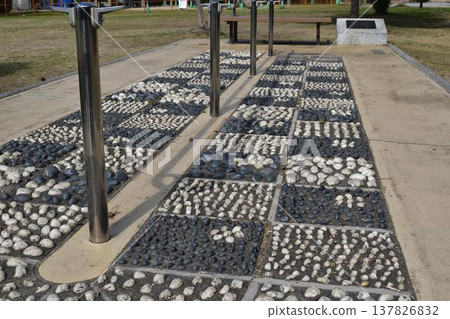 足底按摩:人行道上的鵝卵石圖案 足底按摩:人行道上的鵝卵石圖案 137826832