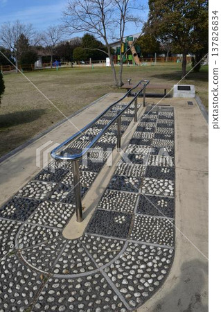 平靜的瀨戶內海,可以看到養殖筏和淡路島。 平靜的瀨戶內海,可以看到養殖筏和淡路島。 137826834