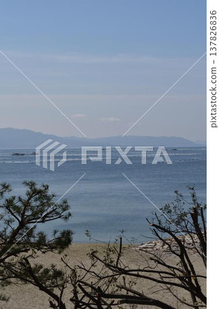 石砌防波堤與寧靜的日本海 石砌防波堤與寧靜的日本海 137826836