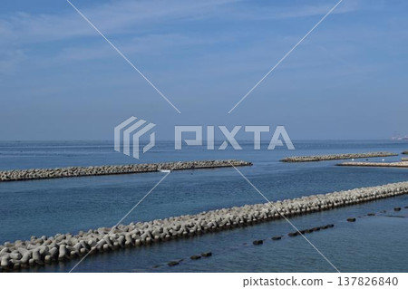 垂直方向的四腳防波堤和海岸線 垂直方向的四腳防波堤和海岸線 137826840