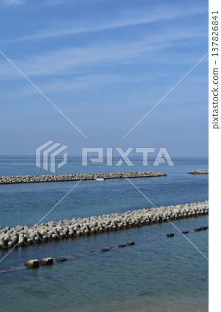 海岸公路旁的石砌防波堤與海堤,以及蔚藍的天空 海岸公路旁的石砌防波堤與海堤,以及蔚藍的天空 137826841