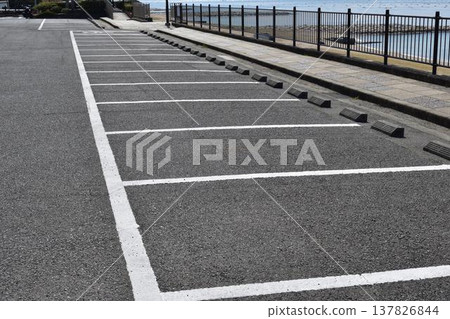 日本沿海的停車場,有圍欄,可以欣賞海景。 日本沿海的停車場,有圍欄,可以欣賞海景。 137826844