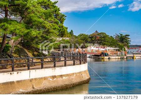 秋高氣爽的一天，從宮城縣松島町的松島灣沿岸步道望去，遠處可見瑞巖寺五大道堂。 137827179