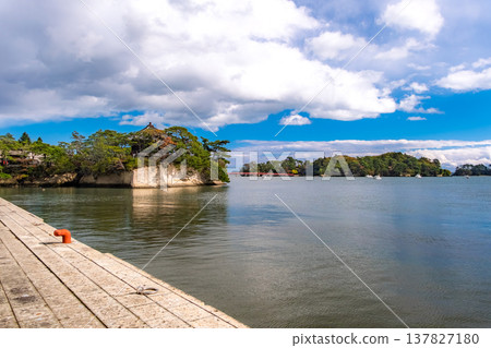 在秋高氣爽的日子裡，宮城縣松島町的五大堂和漂浮在松島灣上的朱紅色福浦大橋。 137827180
