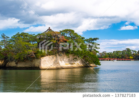 在秋高氣爽的日子裡，宮城縣松島町的五大堂和漂浮在松島灣上的朱紅色福浦大橋。 137827183