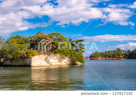在秋高氣爽的日子裡,宮城縣松島町的五大堂和漂浮在松島灣上的朱紅色福浦大橋。 在秋高氣爽的日子裡,宮城縣松島町的五大堂和漂浮在松島灣上的朱紅色福浦大橋。 137827192