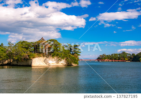在秋高氣爽的日子裡,宮城縣松島町的五大堂和漂浮在松島灣上的朱紅色福浦大橋。 在秋高氣爽的日子裡,宮城縣松島町的五大堂和漂浮在松島灣上的朱紅色福浦大橋。 137827195