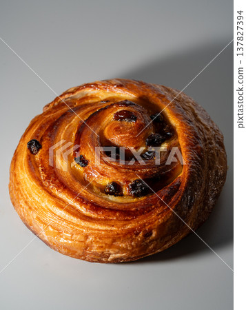 美味的葡萄乾麵包 137827394