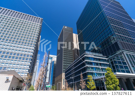東京：大手町辦公區，摩天大樓之間 137827611