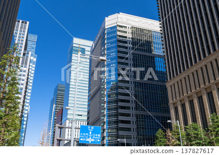 東京：大手町辦公區，摩天大樓之間 137827617