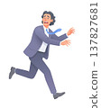 一個穿著西裝的商人正在奔跑 137827681