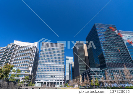 東京：沿護城河的丸之內辦公區。 137828055