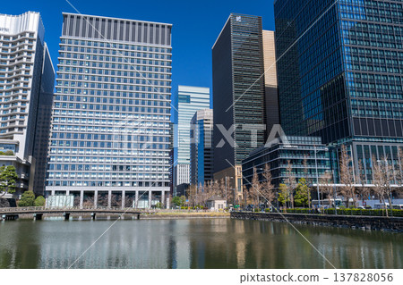 東京:沿護城河的丸之內辦公區。 東京:沿護城河的丸之內辦公區。 137828056