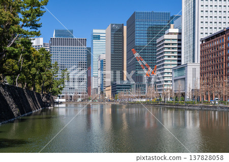 東京：沿護城河的丸之內辦公區。 137828058